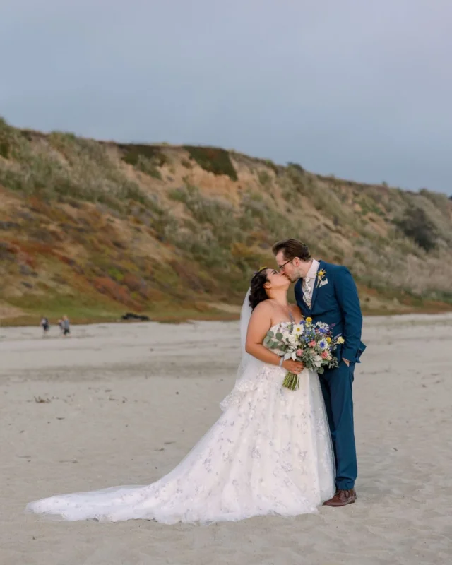 The gift of today.

Congrats to Lindsay and Cory! They prove life is a gift simply because they’re in it together. 

Drop a 🥂 for 10 years in the making! 

✨Dream Team✨

Coordination | @sarah_elizabeth_events
Venue | @seascapebeachresort 
Photo + Video | @theuncommonweddings 

#aptoswedding #seascapebeachresort #santacruzwedding #californiawedding #beachwedding